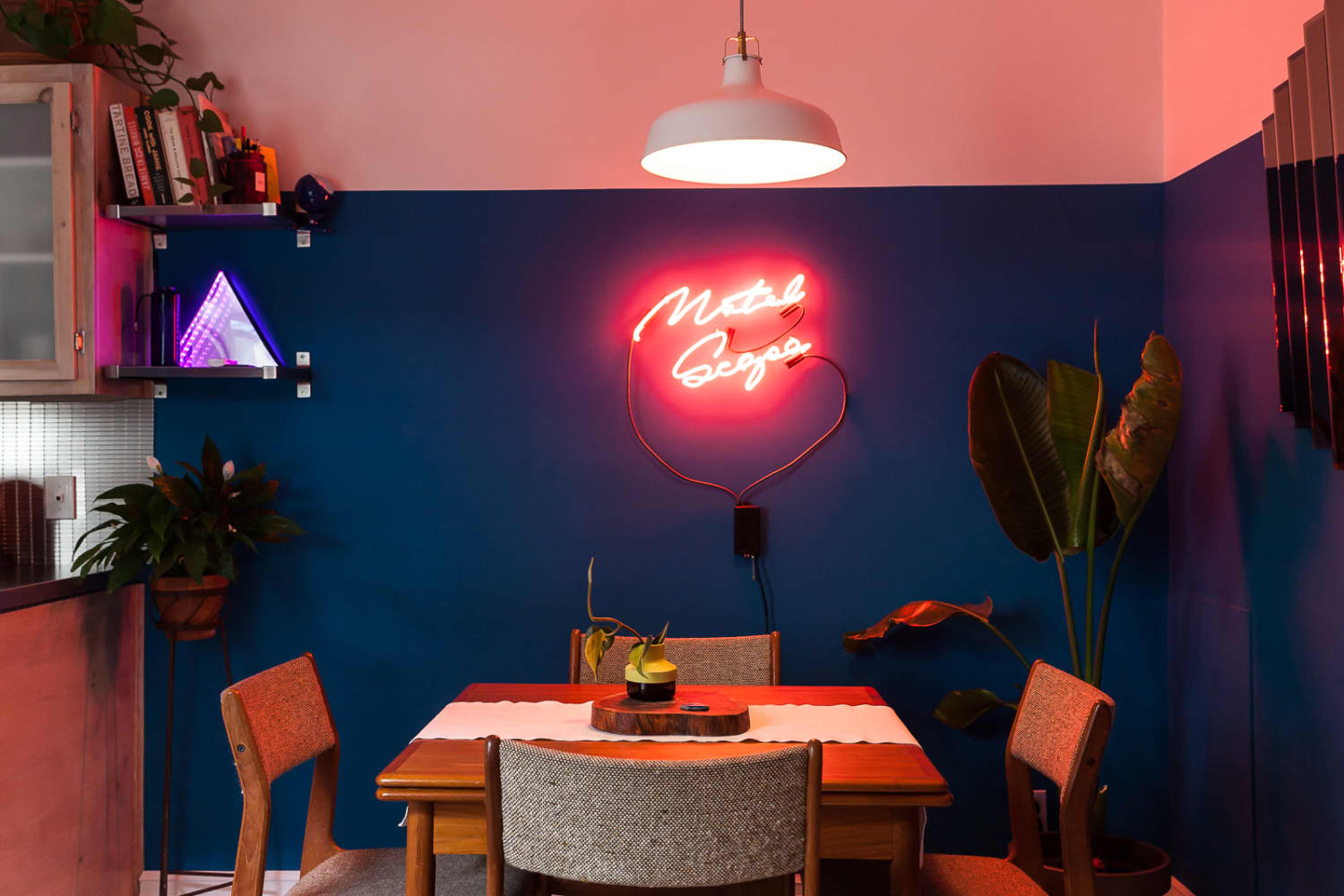 Neon sign dining shop room